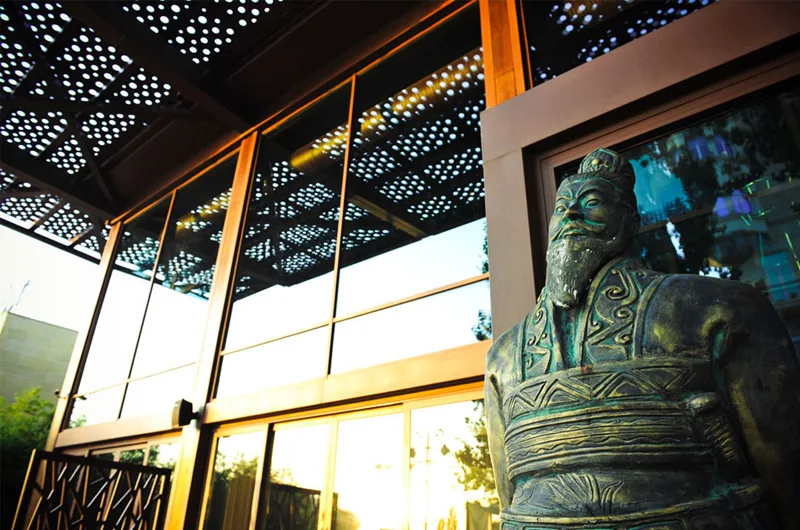 Chinar Restaurant-in memarlıq detalı