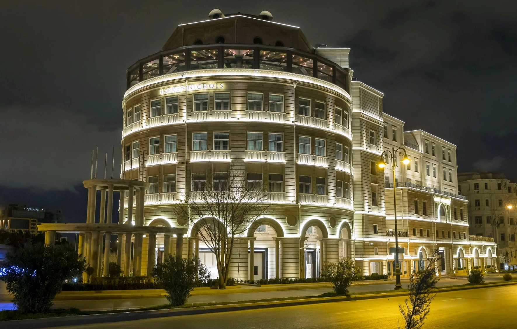 Globus Plaza binasının gecə görünüşü