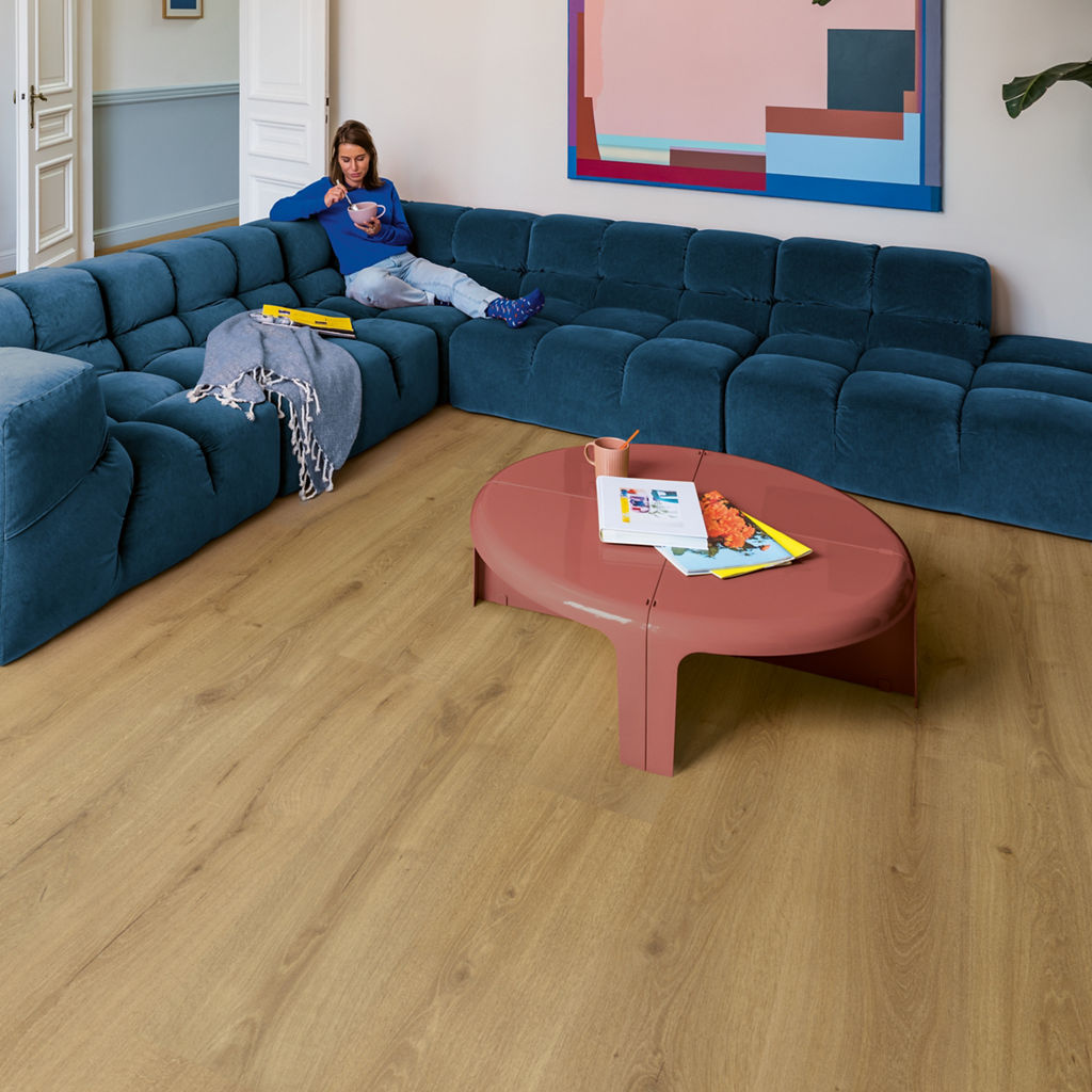 Quick-Step Majestic MJ3551 döşəməsi ilə qonaq otağı